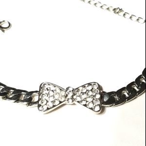 SILVER STAY STILL BOW BRACELET